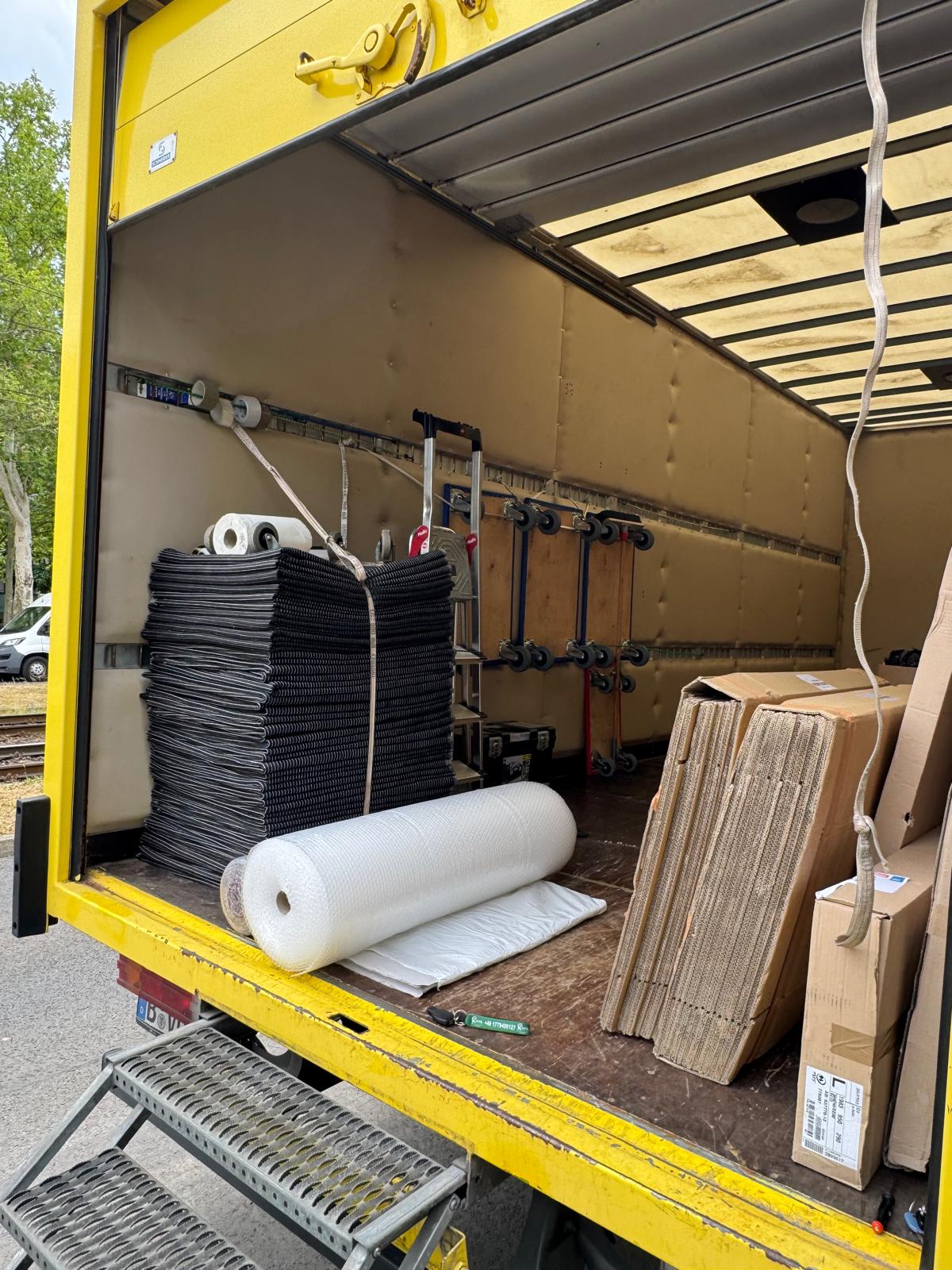 Möbeltransport Berlin – Umzugskartons werden sicher verstaut