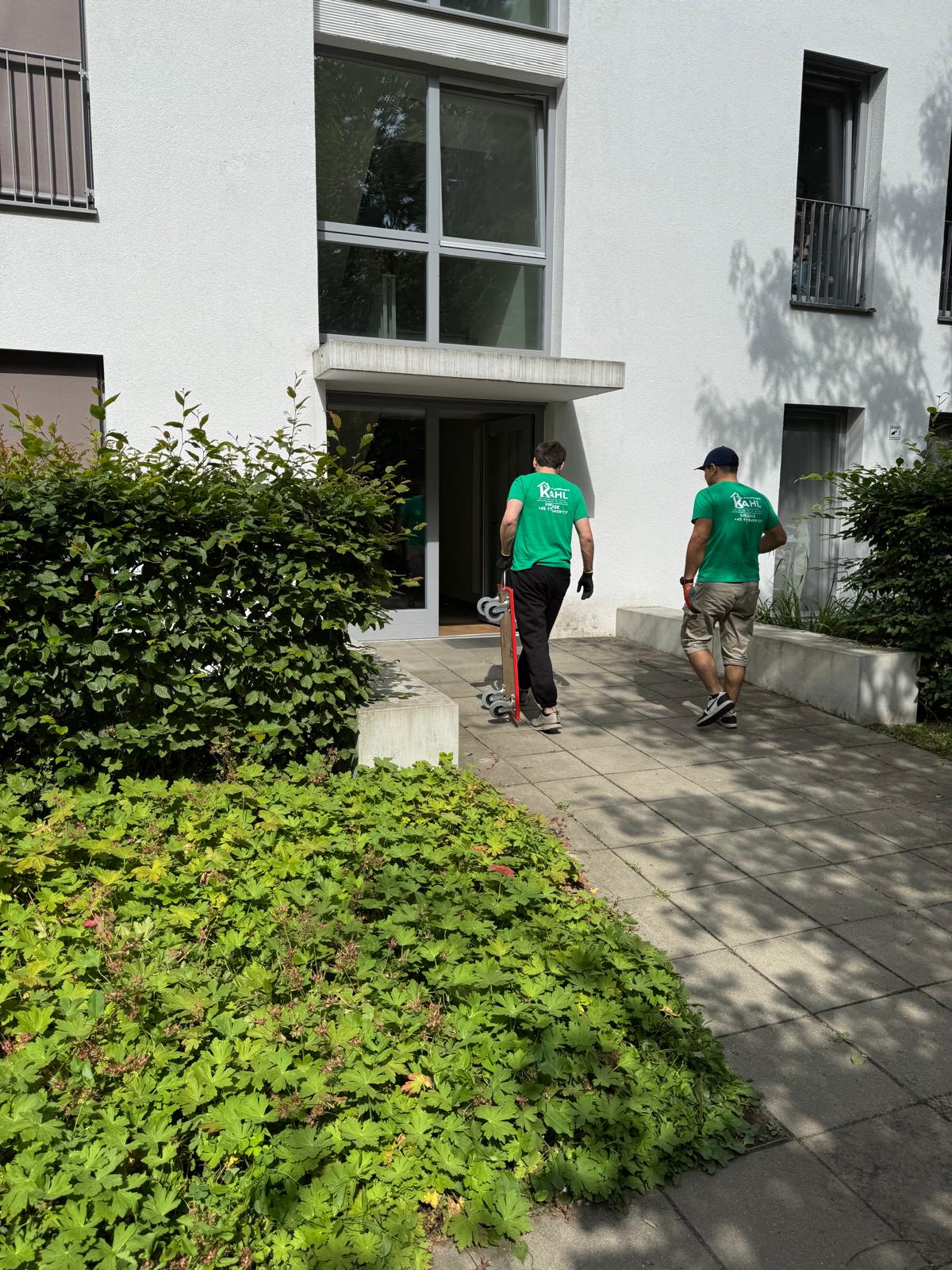 Möbelmontage Berlin – Umzugsteam beim Aufbau